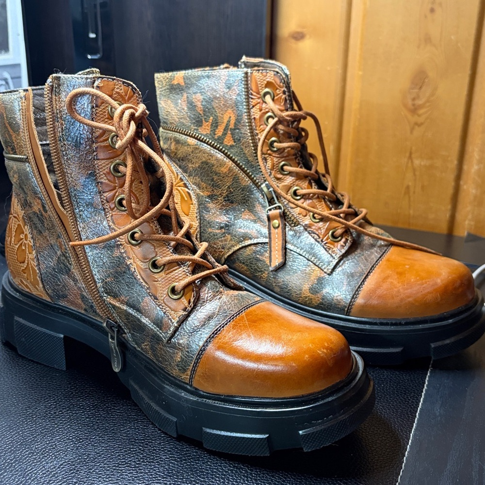 L'ARTISTE Brown and Tan Leather Ankle Boot